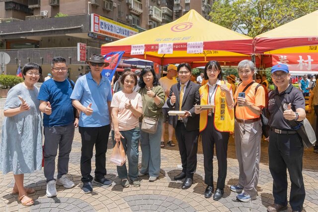 永慶房屋贊助42頂帳篷熱情參與眷村美食文化活動，一同與民眾品嚐道地的眷村水餃。