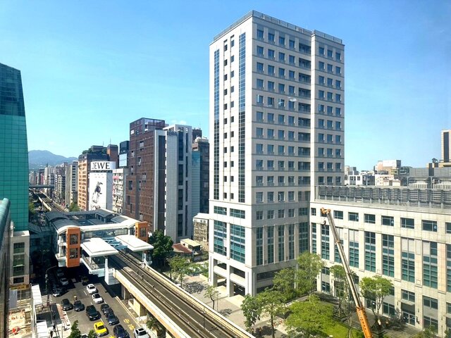 永慶房產集團比較台北捷運各站點與所在行政區的均價差幅最大的前十大站點。其中,捷運忠義站差幅高達34.3%,位居第一。