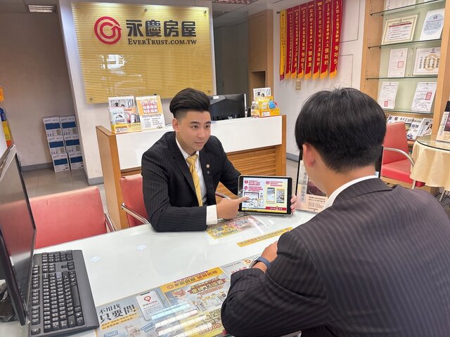永慶房屋陳翊昇店長(後)表示,他會從客戶的角度來反思自己的購售屋建議,讓服務更有共鳴
