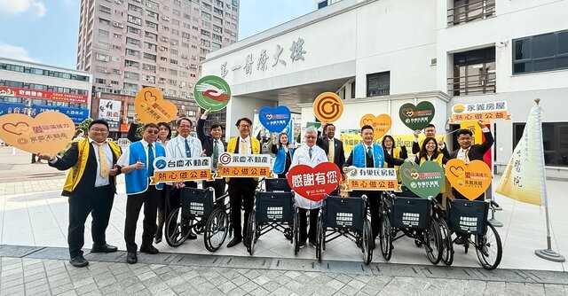 永慶加盟四品牌台南區經管會捐贈30台愛心輪椅給台南市奇美醫療財團法人奇美醫院。(永慶房產集團提供)