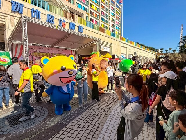 永慶加盟四品牌竹苗區經管會於11月22日舉辦家庭日,逾240間店、超過4千人同仁與眷屬熱情參與,爭相與吉祥物拍照(永慶房產集團提供)