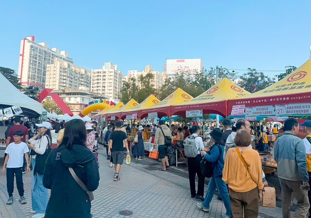 除了捐款外,永慶加盟四品牌高雄區經管會還免費贊助活動帳篷給創世基金會的「院望啟程公益園遊會」。(永慶房產集團提供)