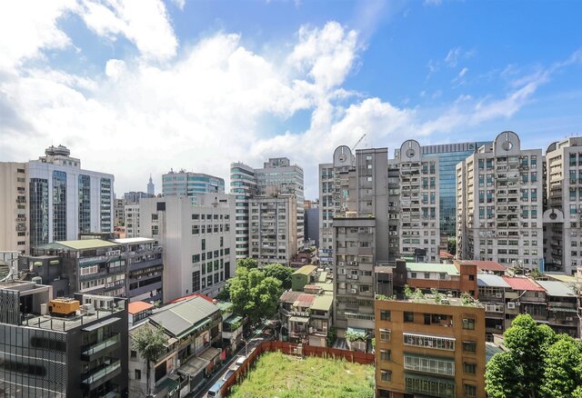 永慶比較五年前與近一年台北市各行政區的交易量變化,台北市中山區交易量皆穩居第一。