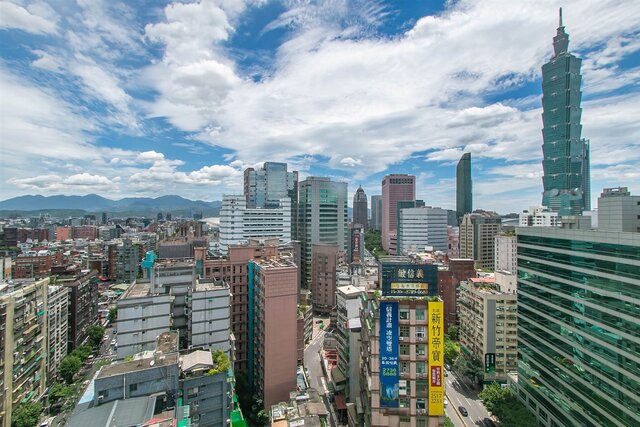 透過仲介買房需要支付服務費,但有專人全程把關交易流程,交易案全性較高。