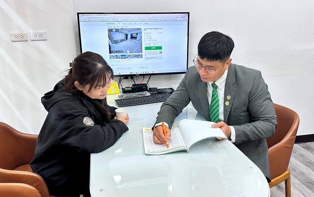 黃智業店長(圖右)為客戶嚴格檢測屋況，以行動實踐服務從成交後開始。(永慶房產集團提供)
