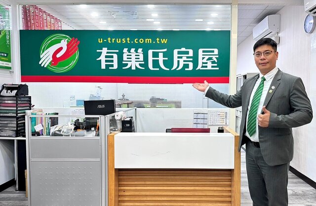 黃智業店長帶領有巢氏房屋內壢車站加盟店團隊，落實「社區專家第一品牌」精神，穩健深耕桃園中壢在地市場。(永慶房產集團提供)
