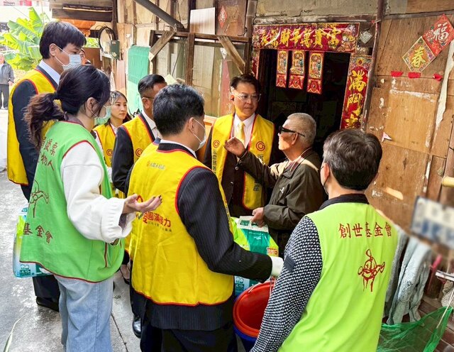 永慶加盟四品牌台南區經管會幹部們與創世基金會志工一同探訪植物人家庭，送上愛心年禮與紅包(圖片由永慶房產集團提供)